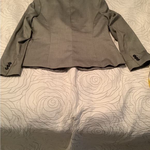 Women’s suit - Picture 2 of 7